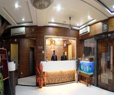 https://imgcld.yatra.com/ytimages/image/upload/t_hotel_yatra_city_desktop/v1437217752/Domestic Hotels/Hotels_Raipur/HOTEL PUNEET INTERNATIONAL/reception.jpg